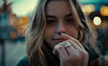 Anel solitário com diamante sobre superfície elegante