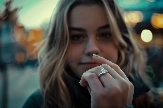 Anel solitário com diamante sobre superfície elegante