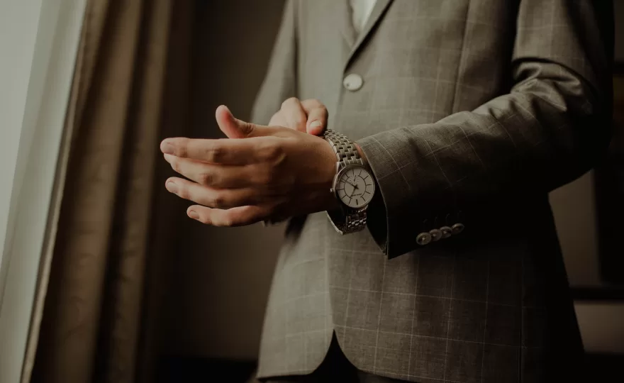 Homem de terno ajustando relógio ideal de pulso clássico de aço inoxidável